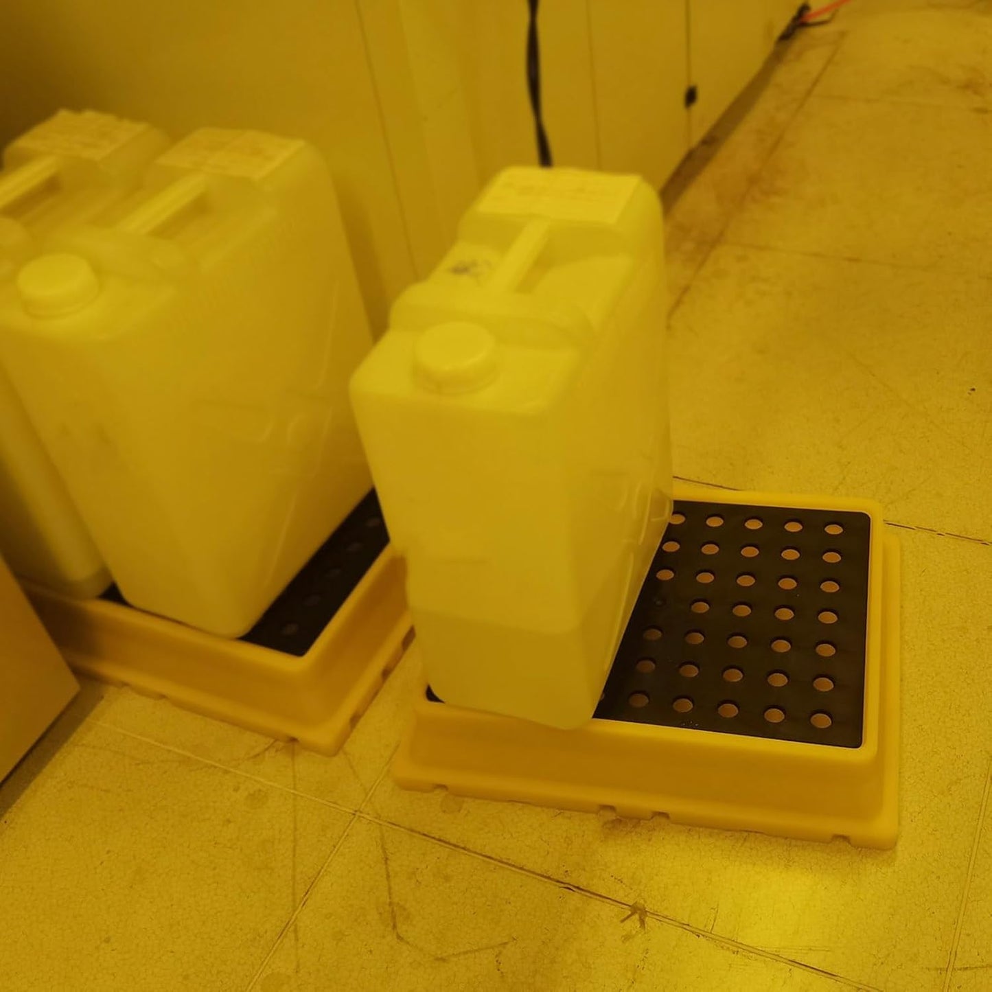 Drum Containment Spill Pallet, Industrial Nestable Oil Drums Leak-Proof Tray, Garage Storage Detachable Anti Slip Polyethylene Platform with Drain (Color : Yellow-2 Pack, Size : 20.9"x16.1"x